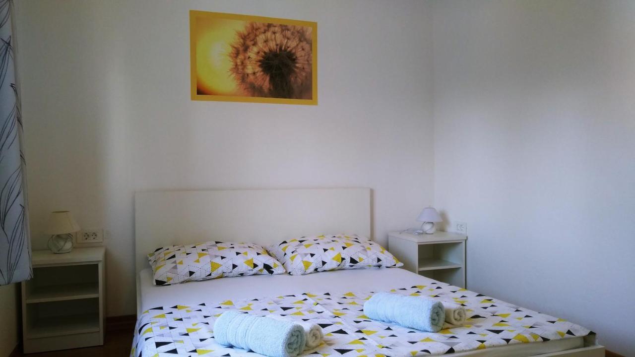Apartmani "Lorenzo" Novalja Bagian luar foto