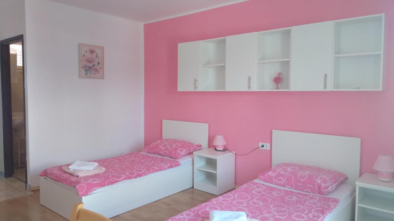 Apartmani "Lorenzo" Novalja Bagian luar foto