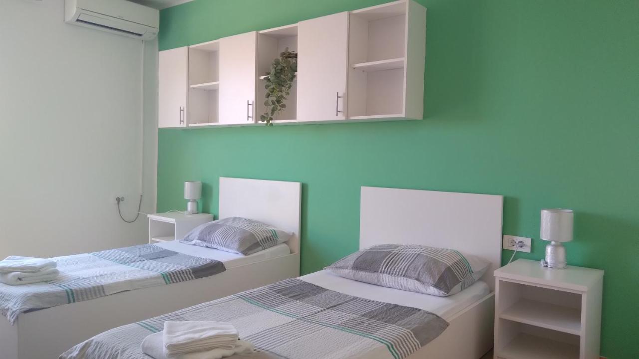 Apartmani "Lorenzo" Novalja Bagian luar foto