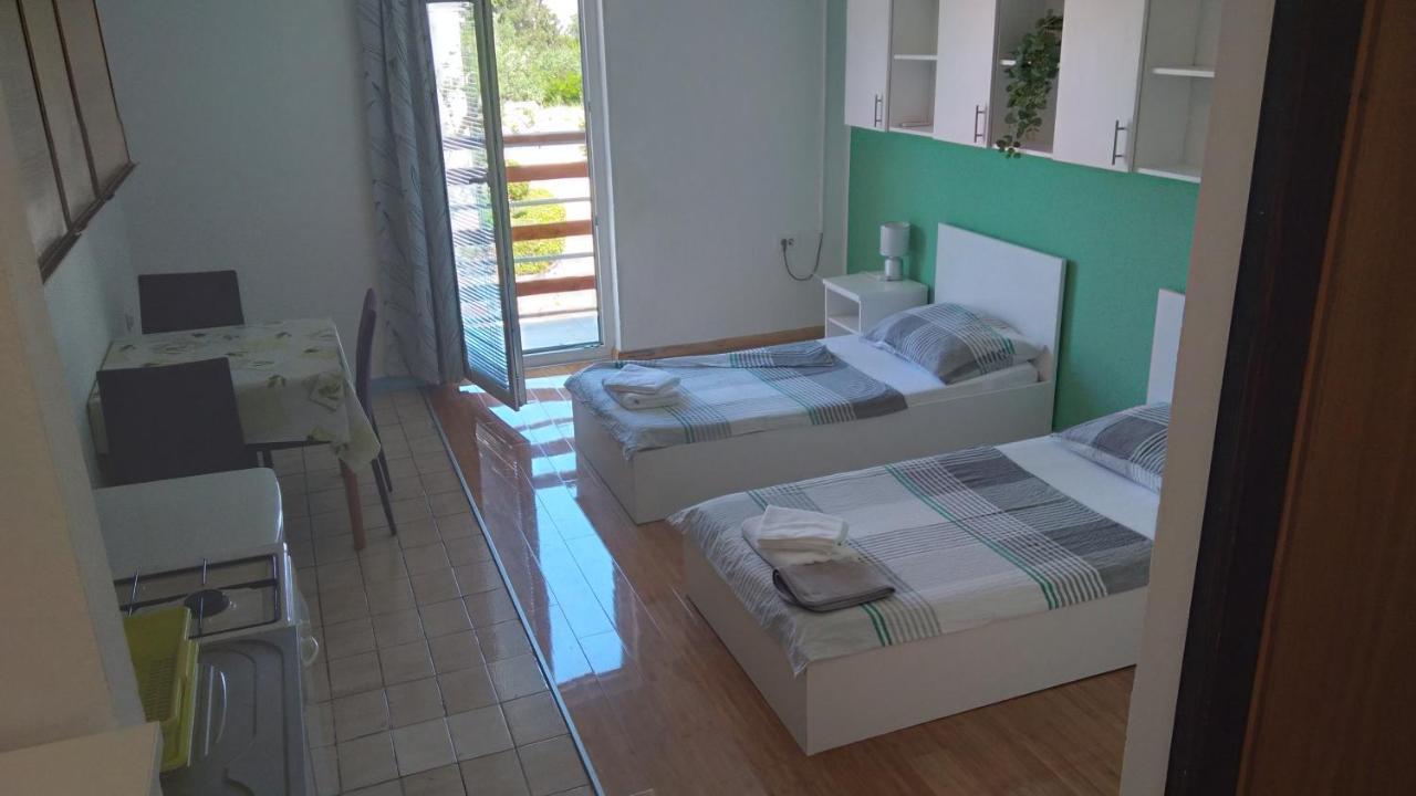Apartmani "Lorenzo" Novalja Bagian luar foto