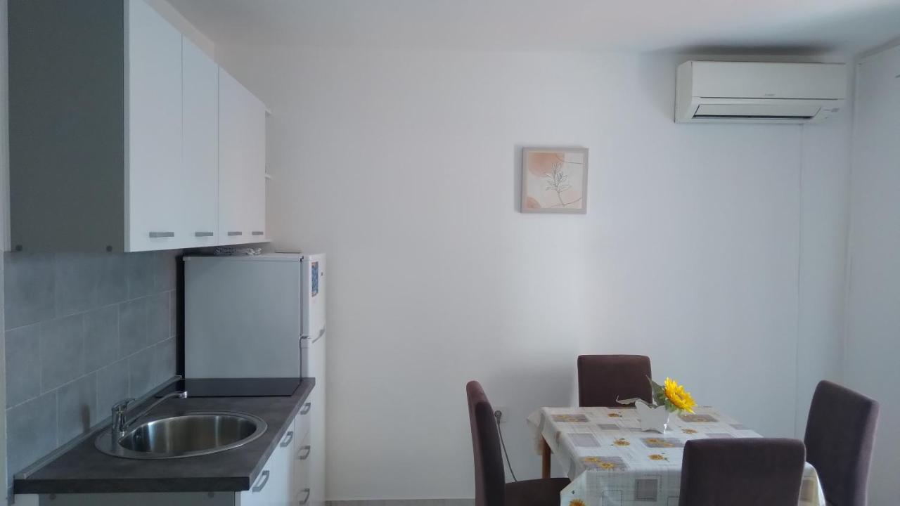 Apartmani "Lorenzo" Novalja Bagian luar foto