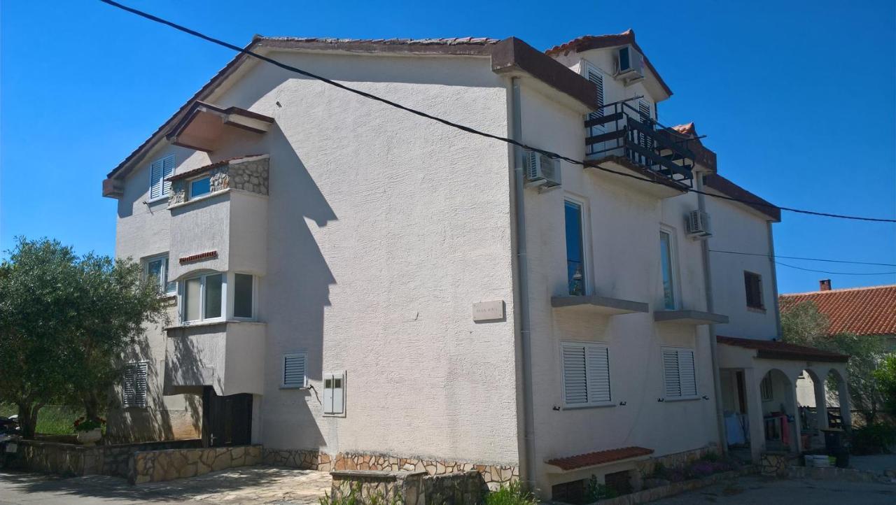 Apartmani "Lorenzo" Novalja Bagian luar foto
