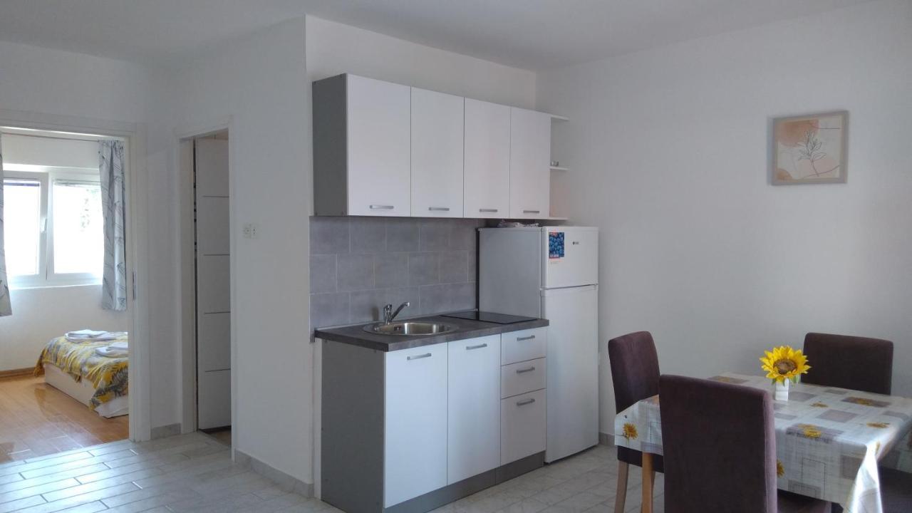 Apartmani "Lorenzo" Novalja Bagian luar foto