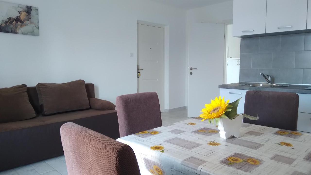 Apartmani "Lorenzo" Novalja Bagian luar foto