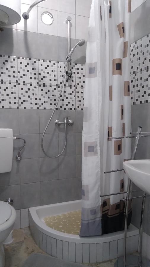 Apartmani "Lorenzo" Novalja Bagian luar foto